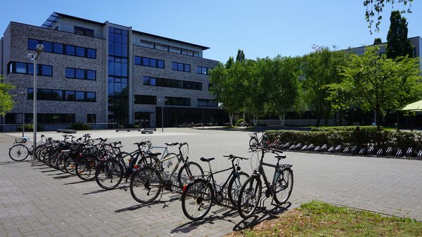 Campus mit Fachhochschulgebäude, Schulhof und Fahrräder
